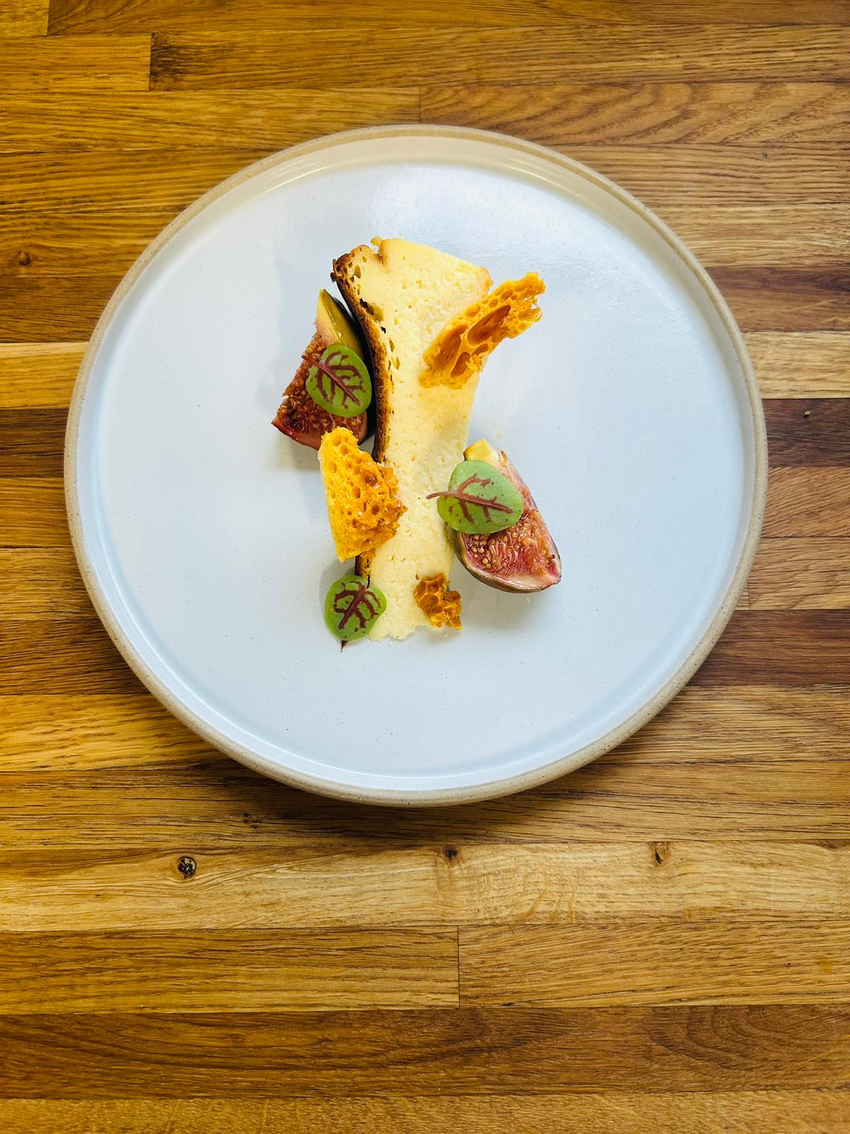Fig and honeycomb dessert with sponge cake